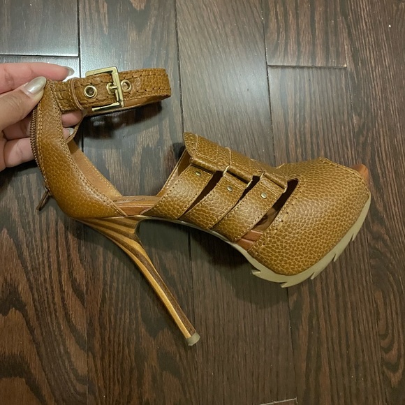 Tan heels in size 37 - Picture 1 of 3